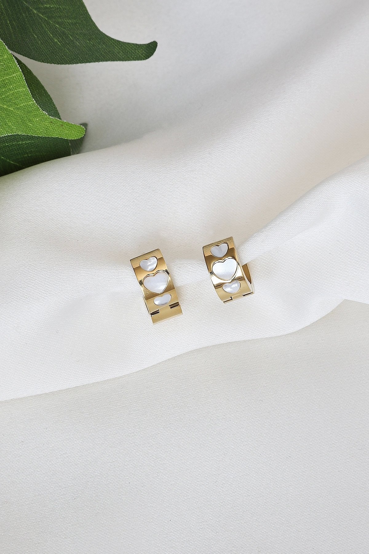 Çelik Mini Halka Beyaz  Kalpli Küpe