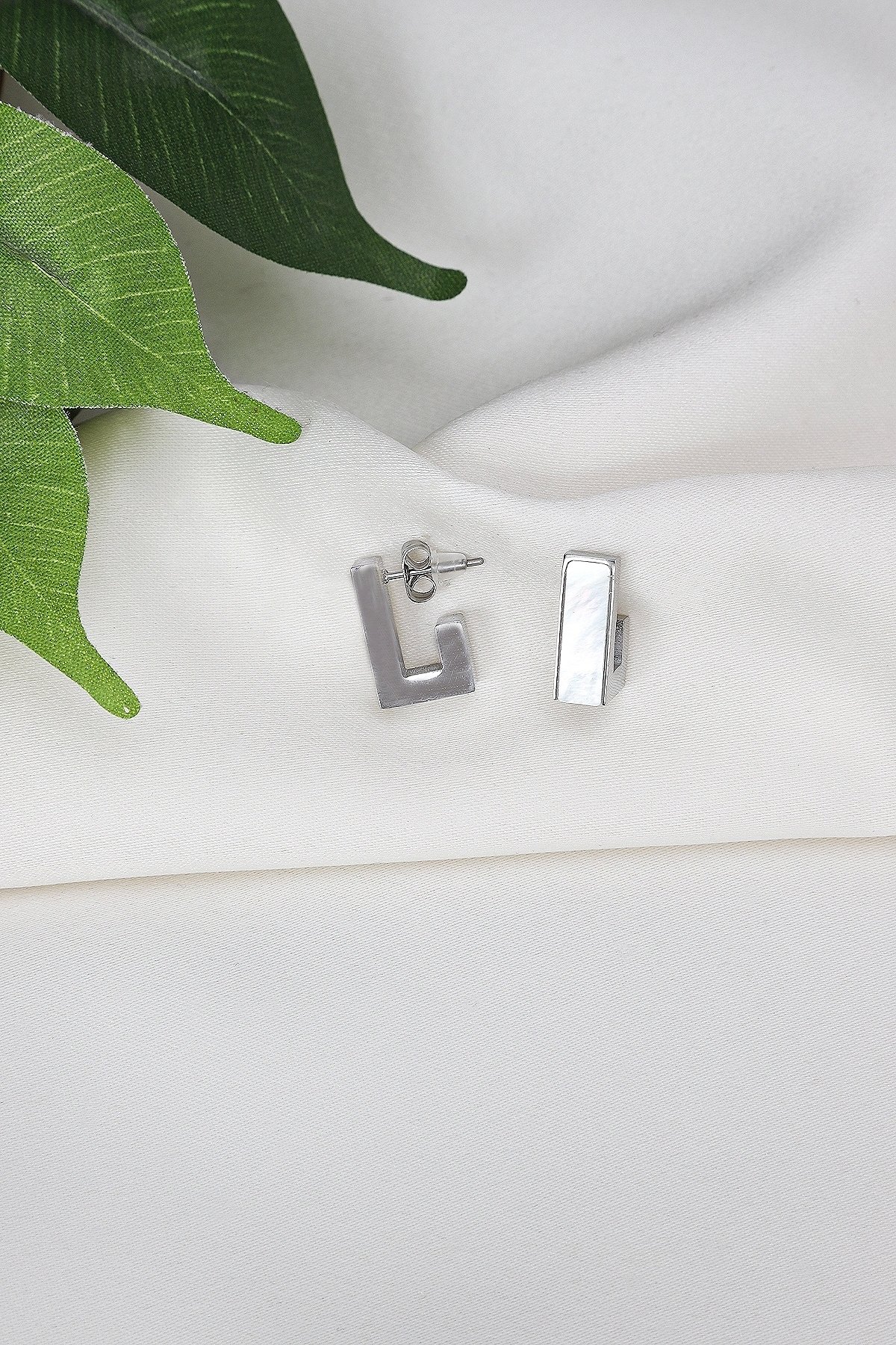 Hena Model Beyaz Taşlı Çelik Küpe