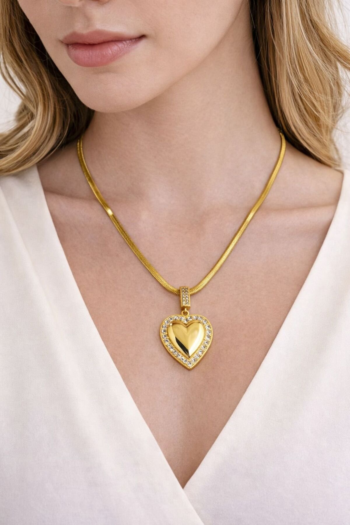 HEART MODEL STEEL NECKLACE WITH ZIRCON GEMSTONE