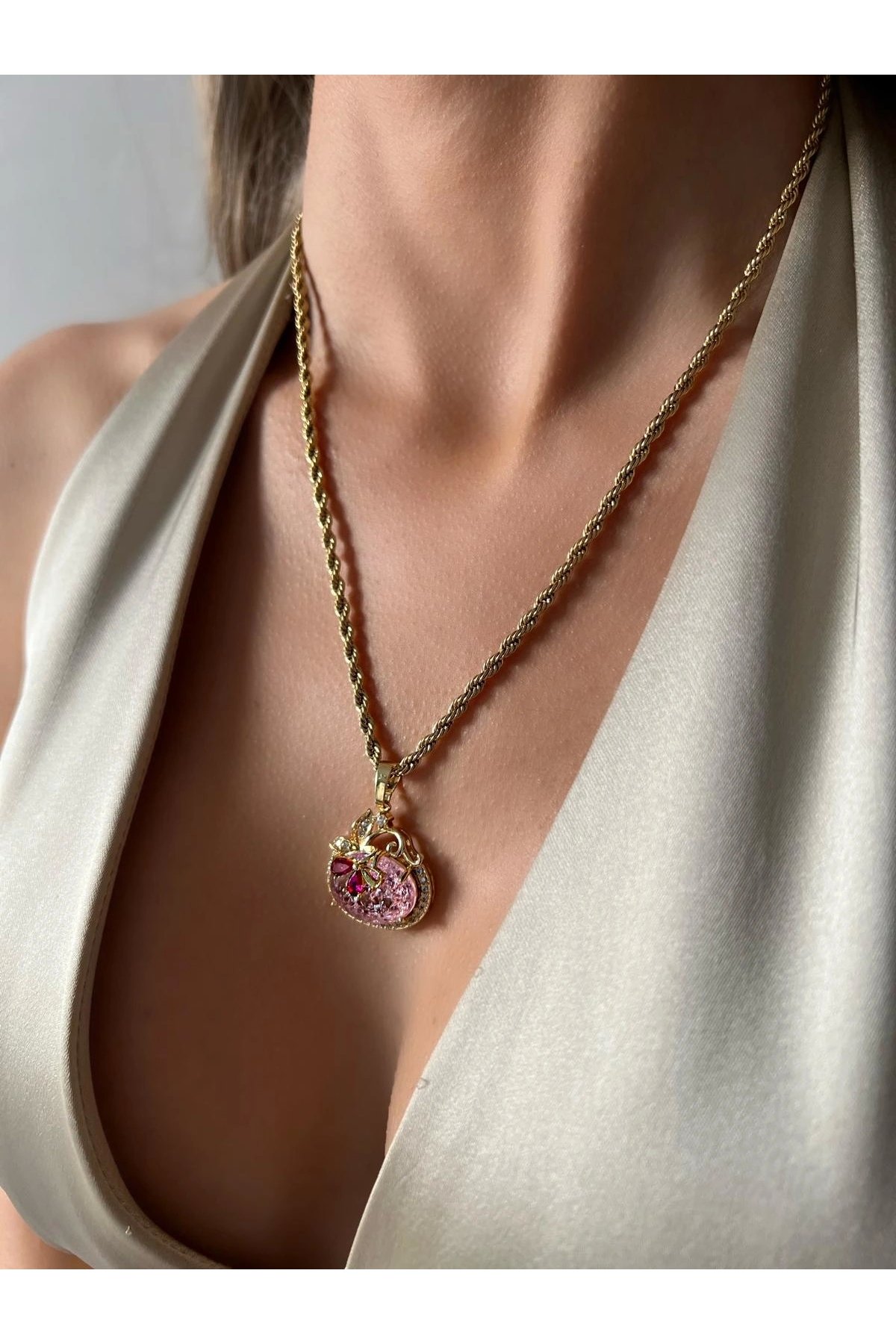 Pembe Taşlı Bombeli Çelik Kolye